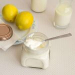 1 liter of milk, 1 yogurt, and half a lemon are enough to prepare the best homemade cheese.