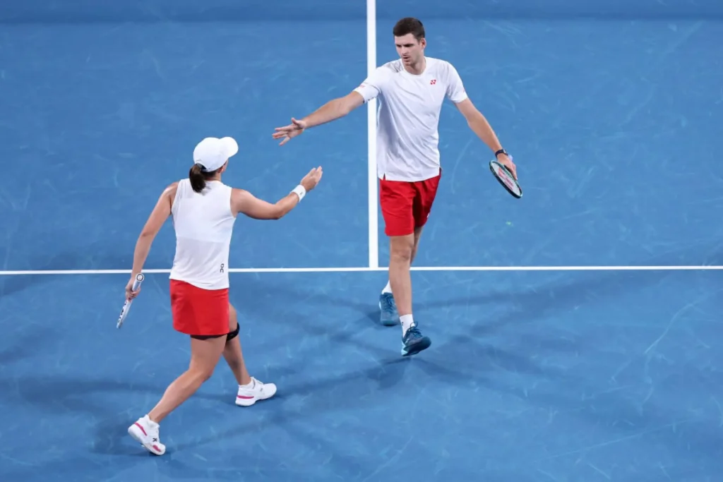 United Cup: Iga Swiatek, Hubert Hurkacz suffer first mixed doubles loss in decider