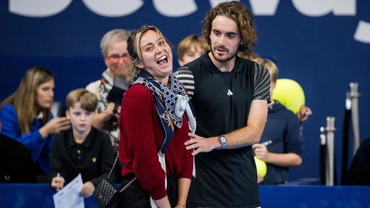 Watch: Stefanos Tsitsipas attends girlfriend Paula Badosa’s Qatar Open 1R clash, encourages Spaniard from the stands